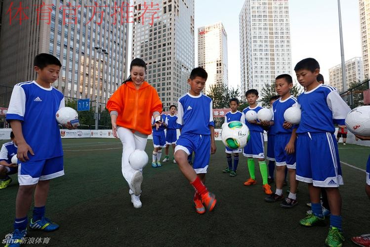 佩兰辅导小学生训练 形象大使谭晶同互动